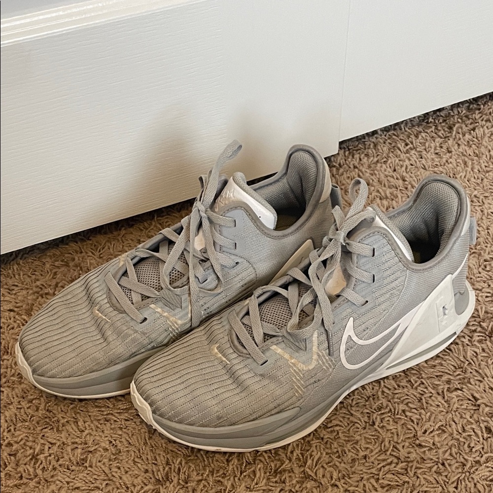 Nike Men's Light Gray Athletic Shoes